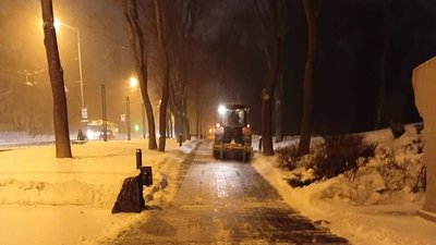 Спецтехніка розчищає сніг у Києві