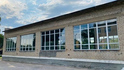 У Покровську благодійники замінили вікна в пошкодженій школі У Покровську благодійники замінили вікна в пошкодженій школі