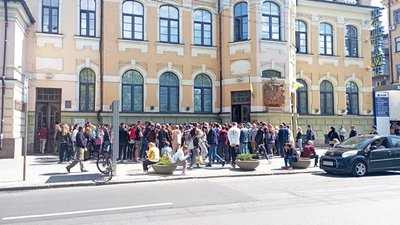 Другий день у черзі. Дніпряни продовжують купувати нову марку від “Укрпошти” із затонулим російським кораблем