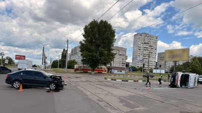Перевернута машина екстреної медичної допомоги після ДТП у Харкові