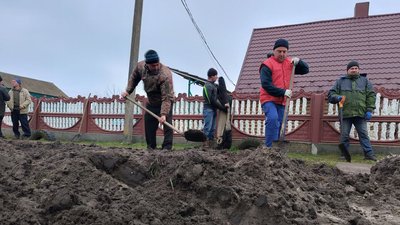 Чоловіки у селищі Головне ремонтують дорогу на вулиці Грушевського Чоловіки у селищі Головне ремонтують дорогу на вулиці Грушевського