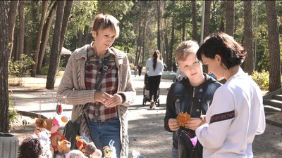Переселенка в черкаському парку в’яже іграшки просто неба Переселенка в черкаському парку в’яже іграшки просто неба