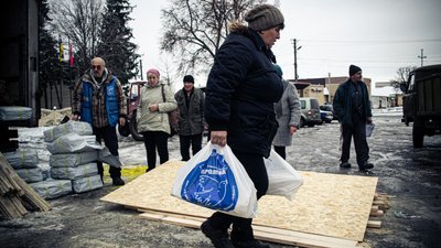 Жителі деокупованої Козачої Лопані на Харківщині отримали від волонтерів будівельні набори Жителі деокупованої Козачої Лопані на Харківщині отримали від волонтерів будівельні набори