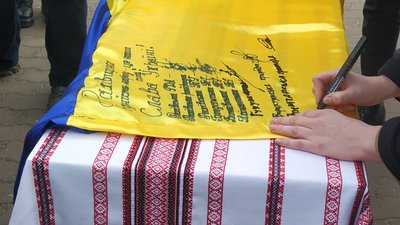 Як у Франківську зустрічали потяг Рахів — Маріуполь Як у Франківську зустрічали потяг Рахів — Маріуполь
