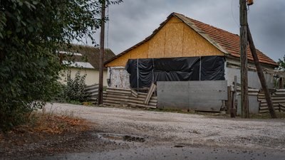 У Нікопольському районі волонтери з Дніпра відновлюють пошкоджені після обстрілів РФ будинки