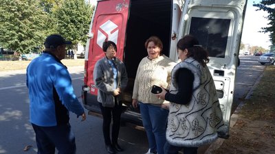 Тепло для воїнів на фронт: у бібліотеці для дітей на Житомирщині виготовляють окопні свічки