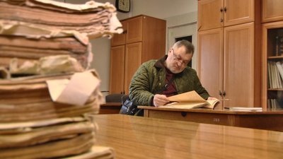 Хмельницький дослідник Віктор Каракула читає матеріали Кримінальної справи за №6988 на рідного брата дідуся. Хмельницький дослідник Віктор Каракула читає матеріали Кримінальної справи за №6988 на рідного брата дідуся.