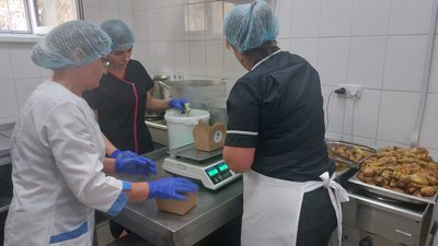 Борщ, плов, куряче стегно та овочевий салат. У Миколаєві волонтери роздають обіди нужденним Борщ, плов, куряче стегно та овочевий салат. У Миколаєві волонтери роздають обіди нужденним