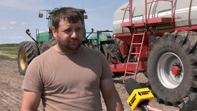 "Так і виживаємо": через дощі у господарстві на Волині лиш почали сіяти гречку — Борис Менько "Так і виживаємо": через дощі у господарстві на Волині лиш почали сіяти гречку — Борис Менько