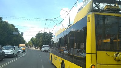 У Сумах змінюють рух сім тролейбусних маршрутів через обрив тролеї в центрі міста У Сумах змінюють рух сім тролейбусних маршрутів через обрив тролеї в центрі міста
