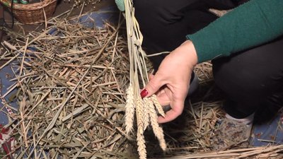 "Військові їх носять у кишеньках": черкаська майстриня в’яже дідухи і робить мотанки