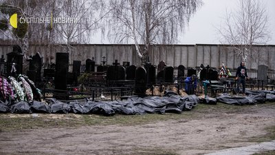 Ексгумація у Бучі: біля братської могили патріарх Філарет відправив панахиду за загиблими Ексгумація у Бучі: біля братської могили патріарх Філарет відправив панахиду за загиблими