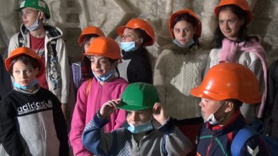 На Донеччині дітей з прифронтової школи-інтернату лікують у соляній шахті