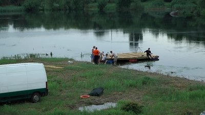 Троє миколаївців розпочали мандрівку на саморобному плоту