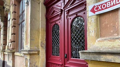 "Під шаром фарби видно, що колись вони горіли". У Чернівцях встановили відреставровані сторічні двері