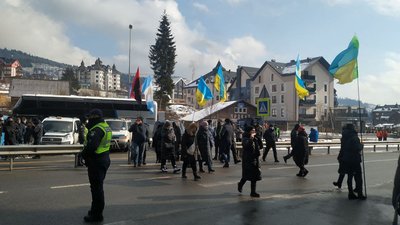 Прикарпатські підприємці блокували дорогу до Буковеля. Вимагали припинити роботу курорту Прикарпатські підприємці блокували дорогу до Буковеля. Вимагали припинити роботу курорту