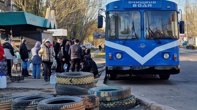 Люди набирають очищену воду з тролейбуса