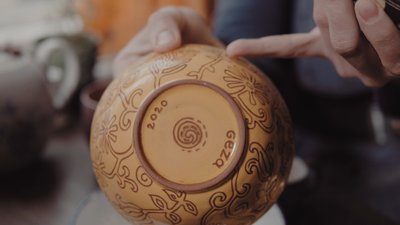 Створює керамічний посуд, прикраси та музичні інструменти. Катя Гєза Створює керамічний посуд, прикраси та музичні інструменти. Катя Гєза
