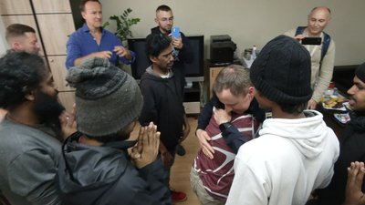 Виривали нігті, годували двічі на тиждень: окупанти тримали в полоні на Харківщині 7 громадян Шрі-Ланки