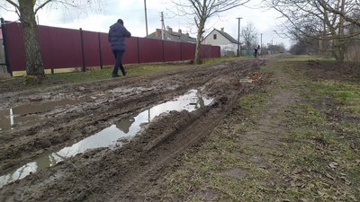 На Волині чиновники відзвітували про ремонт дороги, якого не було