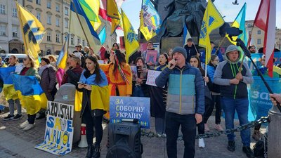 Делегація з Хмельницького долучилася у Польщі до акції на підтримку військовополонених Делегація з Хмельницького долучилася у Польщі до акції на підтримку військовополонених