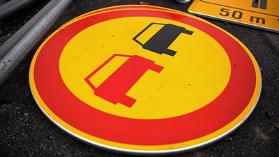 У Миколаєві на мосту сталася аварія: з вантажівки витекло дизпаливо