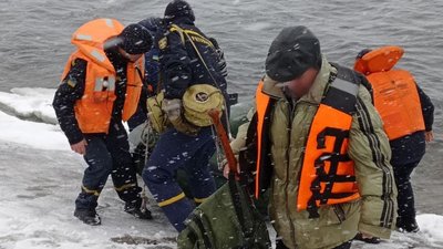 На Кременчуцькому водосховищі рятувальники зняли з крижини рибалку На Кременчуцькому водосховищі рятувальники зняли з крижини рибалку