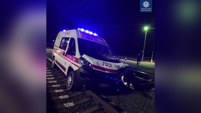У Мукачеві під потяг потрапив автомобіль швидкої допомоги У Мукачеві під потяг потрапив автомобіль швидкої допомоги
