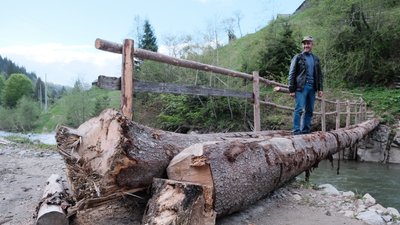 На Буковині досі не відремонтували міст, яким люди переправляються з гірського хутора На Буковині досі не відремонтували міст, яким люди переправляються з гірського хутора
