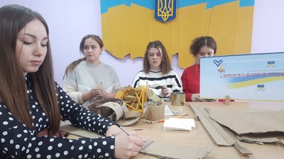 Вінницькі студенти виготовляють окопні свічки для оборонців Вінницькі студенти виготовляють окопні свічки для оборонців