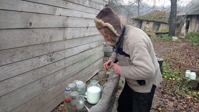 Чоловік з Тернопільщини майже 40 років живе сам у лісі Чоловік з Тернопільщини майже 40 років живе сам у лісі