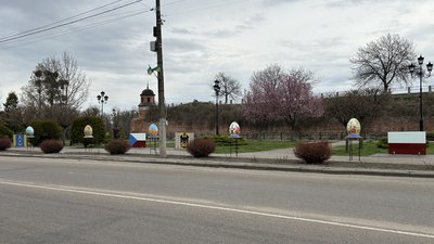 "Одна краща іншої": на алеї в центрі Дубна на Рівненщині встановили 16 писанок