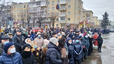 Сотні людей прийшли попрощатися з ексголовою Долини, який помер від COVID