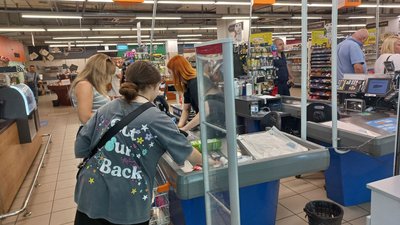 Магазини зачиняють, а люди йдуть в укриття: як у Полтаві мають працювати ТЦ Магазини зачиняють, а люди йдуть в укриття: як у Полтаві мають працювати ТЦ