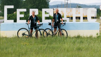Ветерани із Хорватії проїхали 600 км на велосипедах, щоб підтримати дітей, які знайшли прихисток на Закарпатті