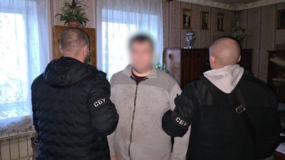 Підозрюваний у супроводі співробітників СБУ