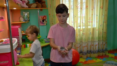Єгор Кіракосов показує свого домашнього улюбленця – хом'ячка Пікселя Єгор Кіракосов показує свого домашнього улюбленця – хом'ячка Пікселя