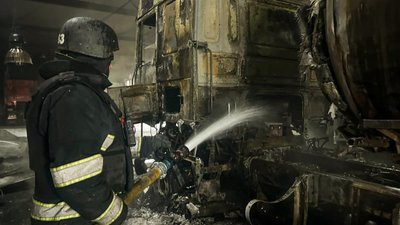 Рятувальник гасить пожежу