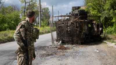 Військовослужбовець на вулиці Дружківки, 30 травня 2026 року 