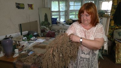 Захист для військових: у Рівному волонтерки виготовляють маскувальні кікімори