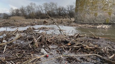 На Полтавщині на річці Псел ліквідовують затор, який утворився із деревини та сміття