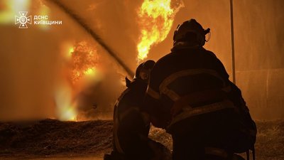 Рятувальники гасять пожежу, яка виникла внаслідок атаки російських БпЛА