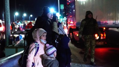 На пункті пропуску до Польщі люди стоять у черзі по 5-8 годин На пункті пропуску до Польщі люди стоять у черзі по 5-8 годин