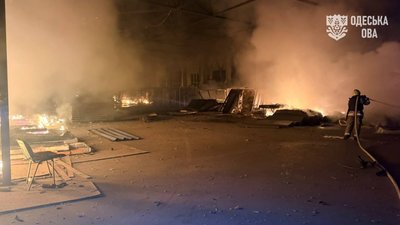 В Одесі після нічної атаки РФ горіла будівля приватного підприємства В Одесі після нічної атаки РФ горіла будівля приватного підприємства