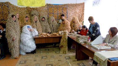 "Щоб хлопці відчували наше тепло": на Вінниччині волонтери плетуть маскувальні сітки та костюми для захисників "Щоб хлопці відчували наше тепло": на Вінниччині волонтери плетуть маскувальні сітки та костюми для захисників