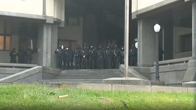 У Києві будівлю КСУ закидали фаєрами та презервативами. Оновлюється У Києві будівлю КСУ закидали фаєрами та презервативами. Оновлюється