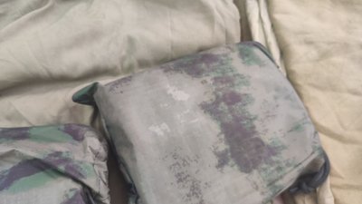 У Тернополі студенти і викладач фарбують тканину для маскувальних сіток У Тернополі студенти і викладач фарбують тканину для маскувальних сіток