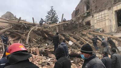 В Охтирці почали розбирати завали у військовій частині В Охтирці почали розбирати завали у військовій частині