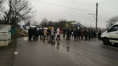 "Задихнись, але заплати": у Чернівцях триває акція протесту проти тарифів за комунальні послуги "Задихнись, але заплати": у Чернівцях триває акція протесту проти тарифів за комунальні послуги
