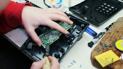 Вінничанин ремонтує стаціонарні телефони для українських захисників Вінничанин ремонтує стаціонарні телефони для українських захисників